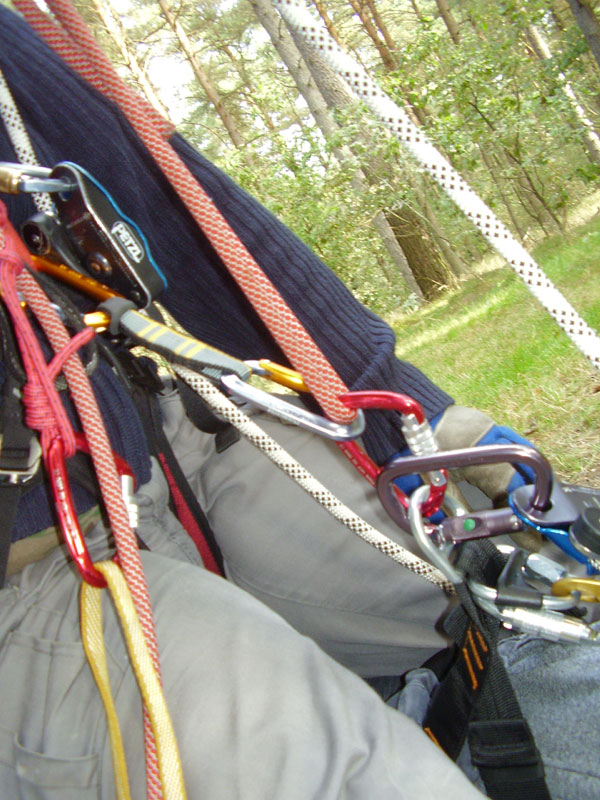 Person mit Flaschenzug anheben Person mit Flaschenzug anheben